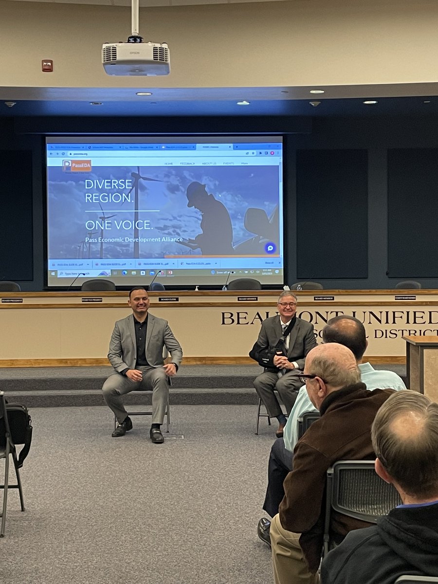 SCE_AileenF's tweet photo. My colleague @Ramiro_Lepe &amp; I were in snowy @Beaumontgov today to talk about @SCE Charge Ready Program along w/our friend @EventovAdam from SoCalGas for the @PassEDA's workshop: Energy - Today and Tomorrow. #CleanEnergyCleanFuture https://t.co/XCOADVu7S5
