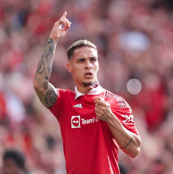 FALA MAL DELE SEUS ARROMBADOS

FALA MAL DO ANTONY, BANDO DE PAU NO CU DO KRL

FALA QUE ELE SÓ SABE DRIBLA PRA TRÁS

FALA QUE ELE NÃO SERVE PRA NADA

FALA QUE ELE É UM FLOPP

FALA QUE O KUDUS É MELHOR QUE ELE

VÃO TUDO TOMAR NO CU QUE AQUI É MANCHESTER UNITED