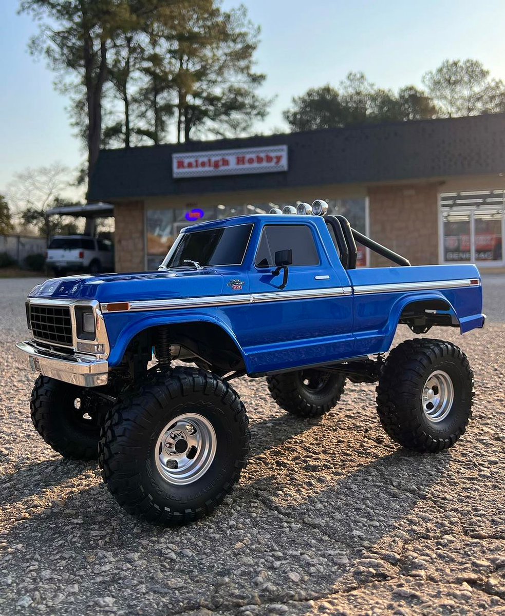 🚨 Look what rolled into town… 🤠
Go to your hobby store NOW to check out the #Traxxas TRX-4 F-150 High Trail & place your PRE-ORDER —> Traxxas.com/FindADealer ✔️

[[Model # 92046-4]] #TRX4F150
#FastestNameInRadioControl
#TRX4Explore #ShopLocal
#TraxxasFanPhoto 📸: raleighhobby