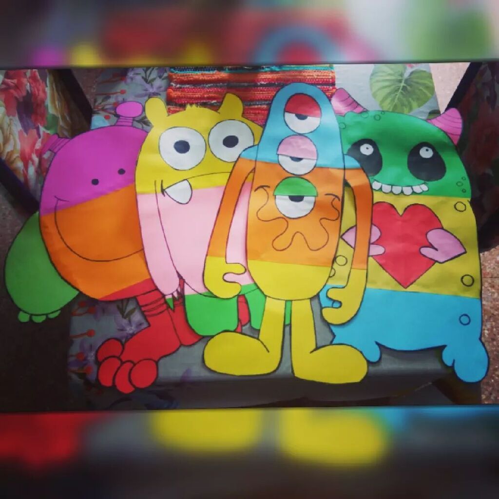 cenicienka's tweet photo. Haciendo mounstruitos para la seño Patry 
#carteleraescolar #yaempiezanlasclases #auladecorada #mounstros #monster #artesania #pinturaskary https://t.co/mxfKIzlM0I