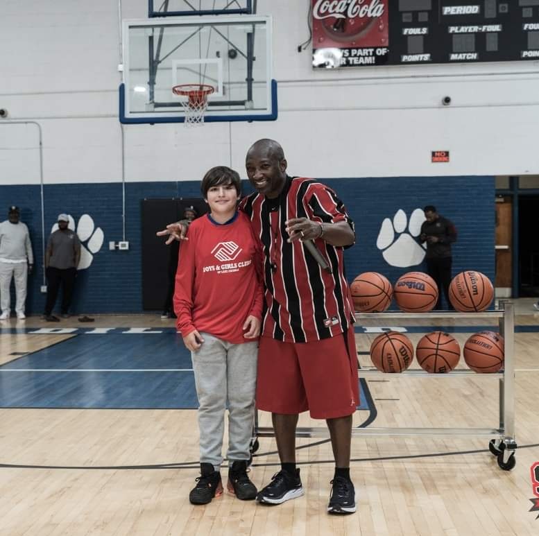 SERCMLKWeekend's tweet photo. This dude shot the lights out at Dillard Middle School during our SERC MLK Weekend, winning the 3-point contest! 🏀

#SERCMLKWEEKEND #SERCNAHRO #PublicHousing #Section8 #GoldsboroNC #HarlemGlobetrotter  #3PointContest #hacgnc #EufaulaAL https://t.co/mmZ7StvW7F