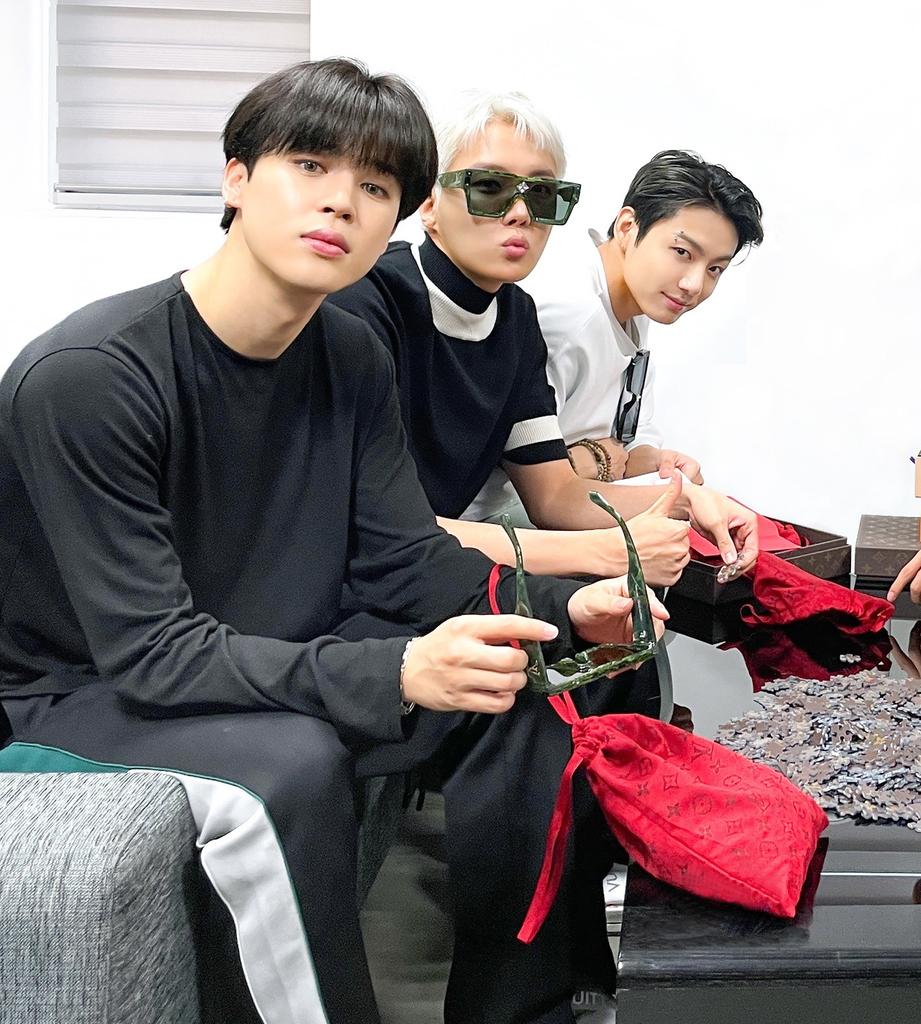 stopkookminpls's tweet photo. this 3J pic is something else https://t.co/CfF38GRPd3