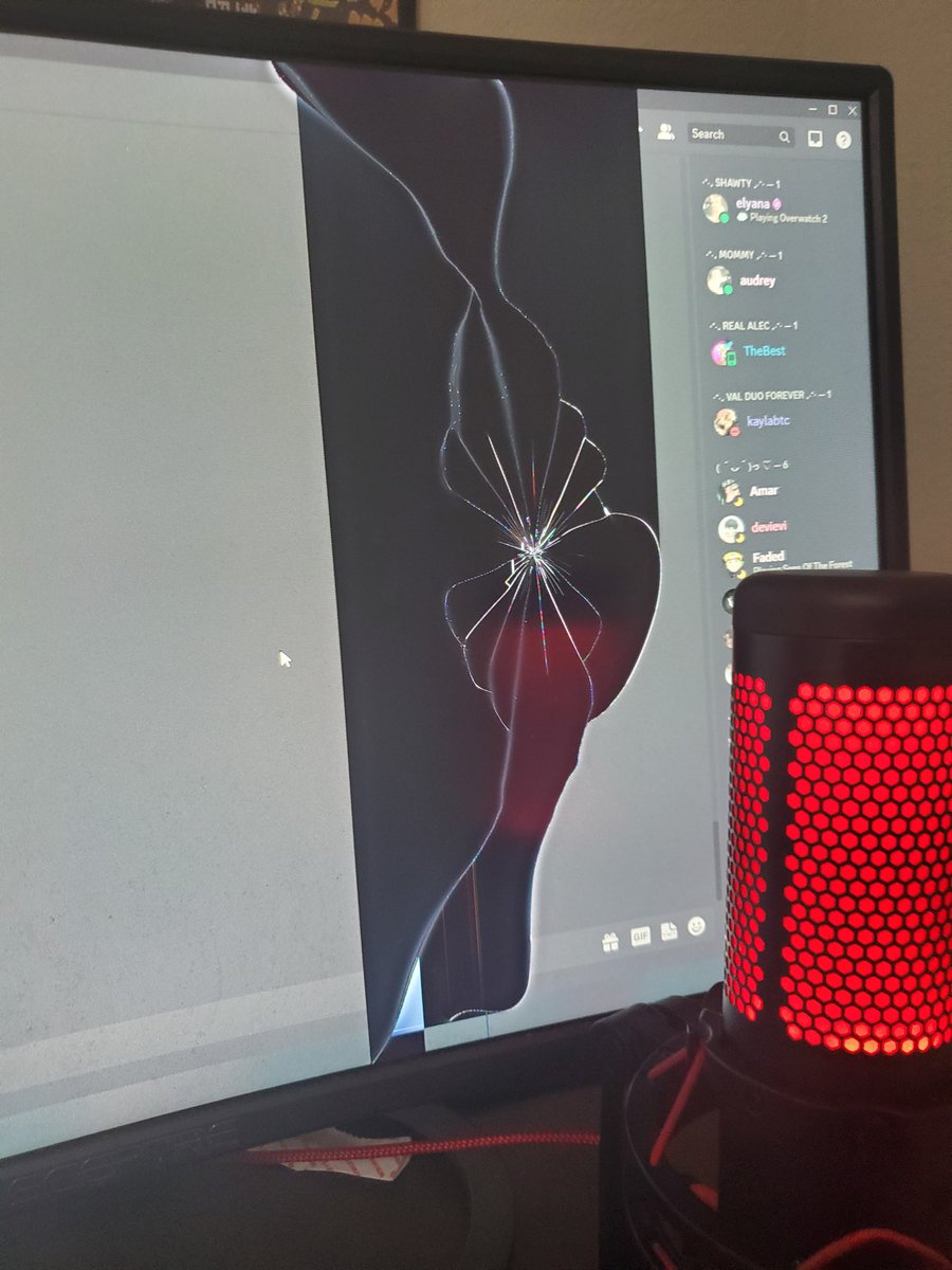 Tapperss's tweet photo. um yeah who tryna cop me a new monitor https://t.co/thyOU5Uqmo