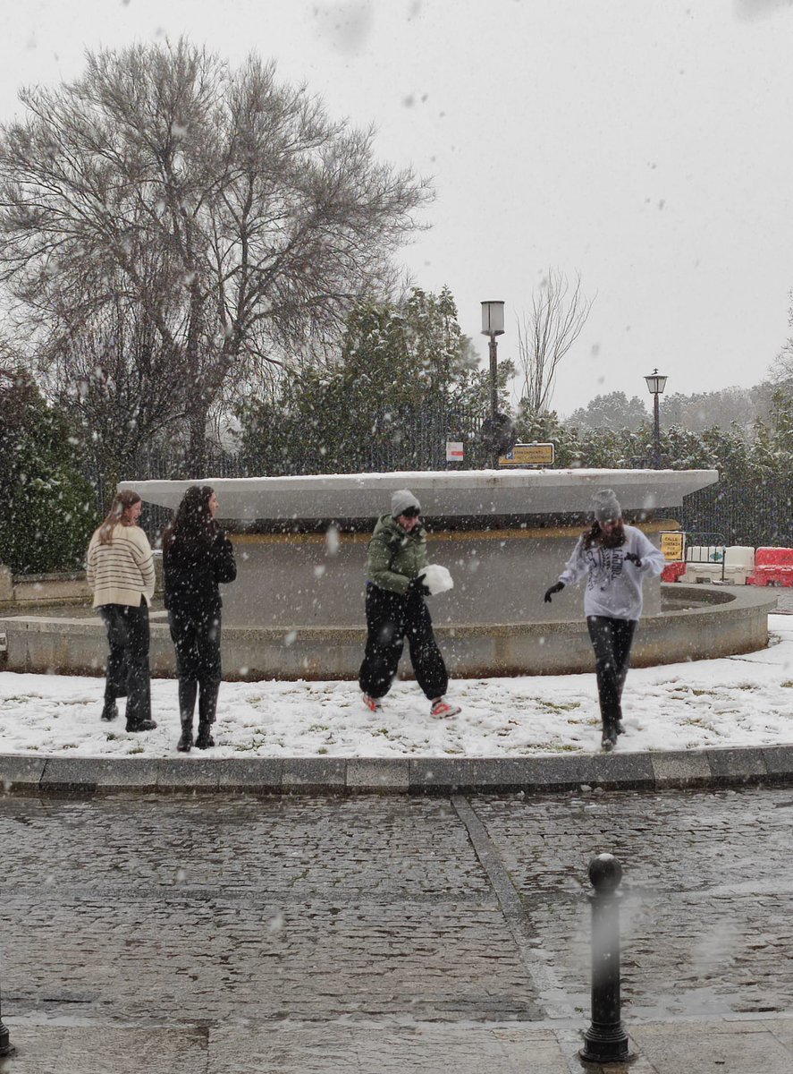 cmfrayluisusal's tweet photo. Hoy la nieve se ha dejado ver por Salamanca y no hemos dudado en salir a disfrutar de ella y hacer estas increíbles fotos ❄️🤍❤❄️ https://t.co/3uGNvldvdV