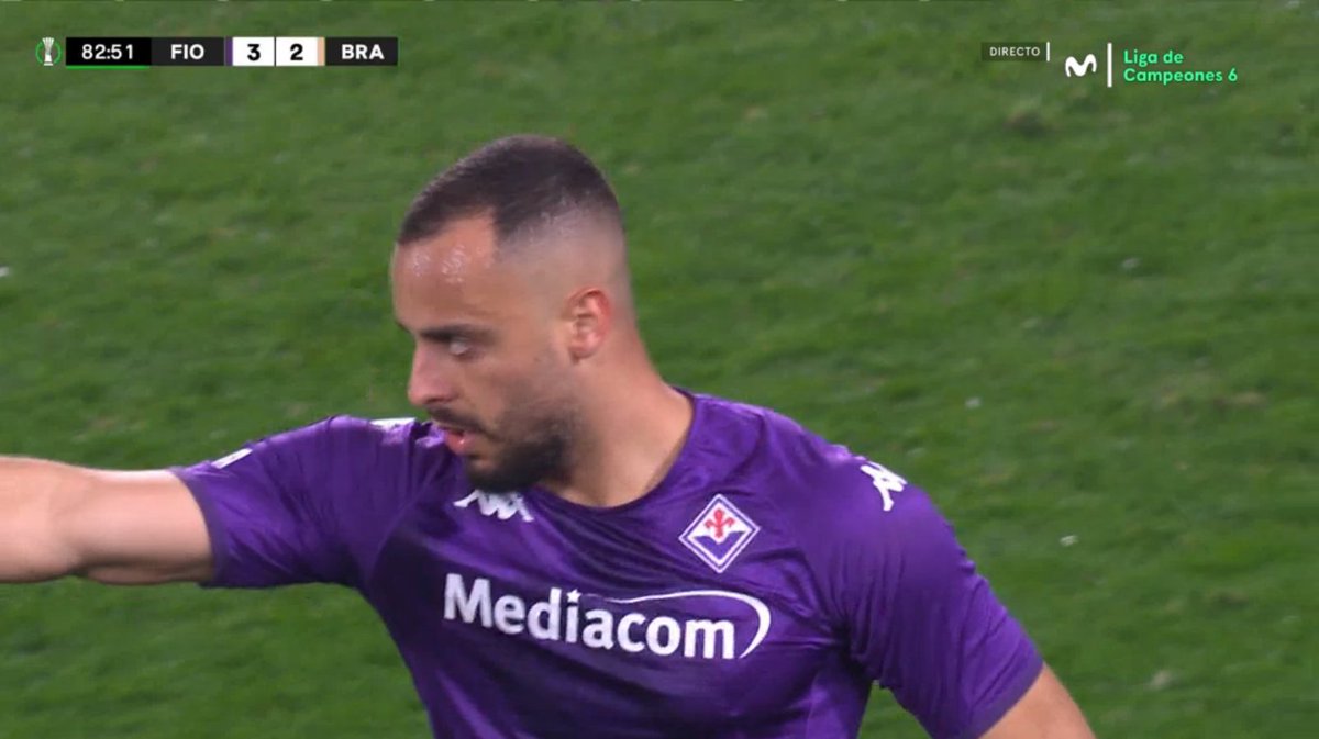 _Alvarovic's tweet photo. 😂💜 Y ahora Arthur Cabral celebra el gol haciendo el gesto del VAR después de que le anulen el tanto más surrealista que he visto en mi vida. El mejor. La Conference League es otro rollo. https://t.co/xibgXCUXOW