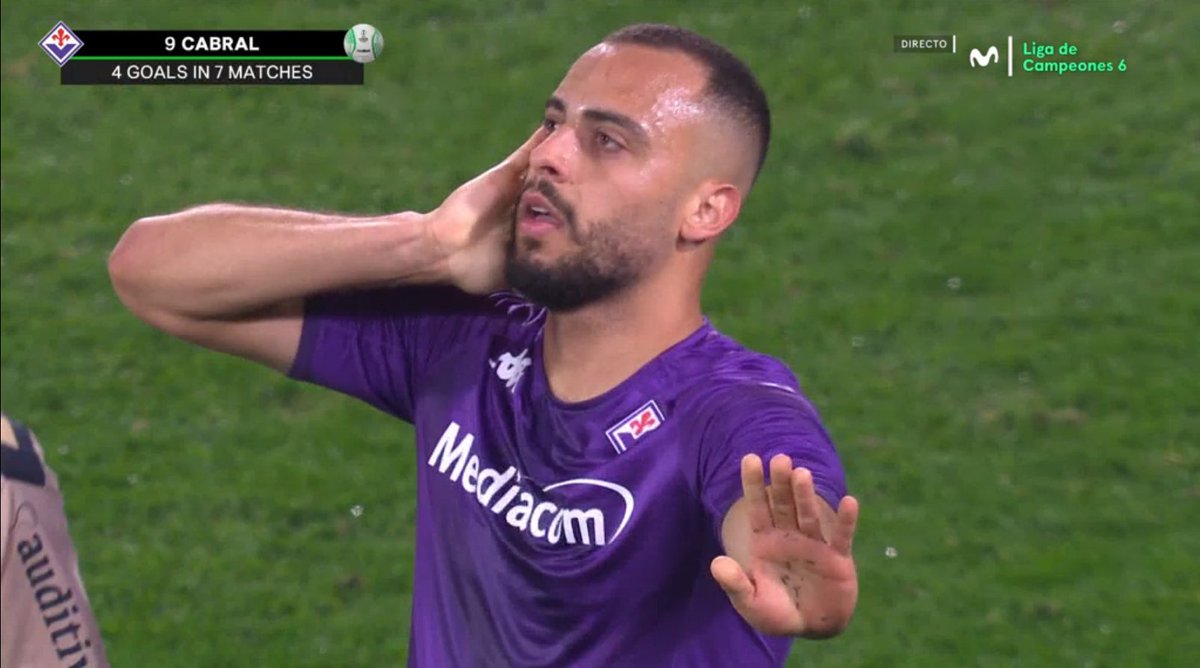 _Alvarovic's tweet photo. 😂💜 Y ahora Arthur Cabral celebra el gol haciendo el gesto del VAR después de que le anulen el tanto más surrealista que he visto en mi vida. El mejor. La Conference League es otro rollo. https://t.co/xibgXCUXOW
