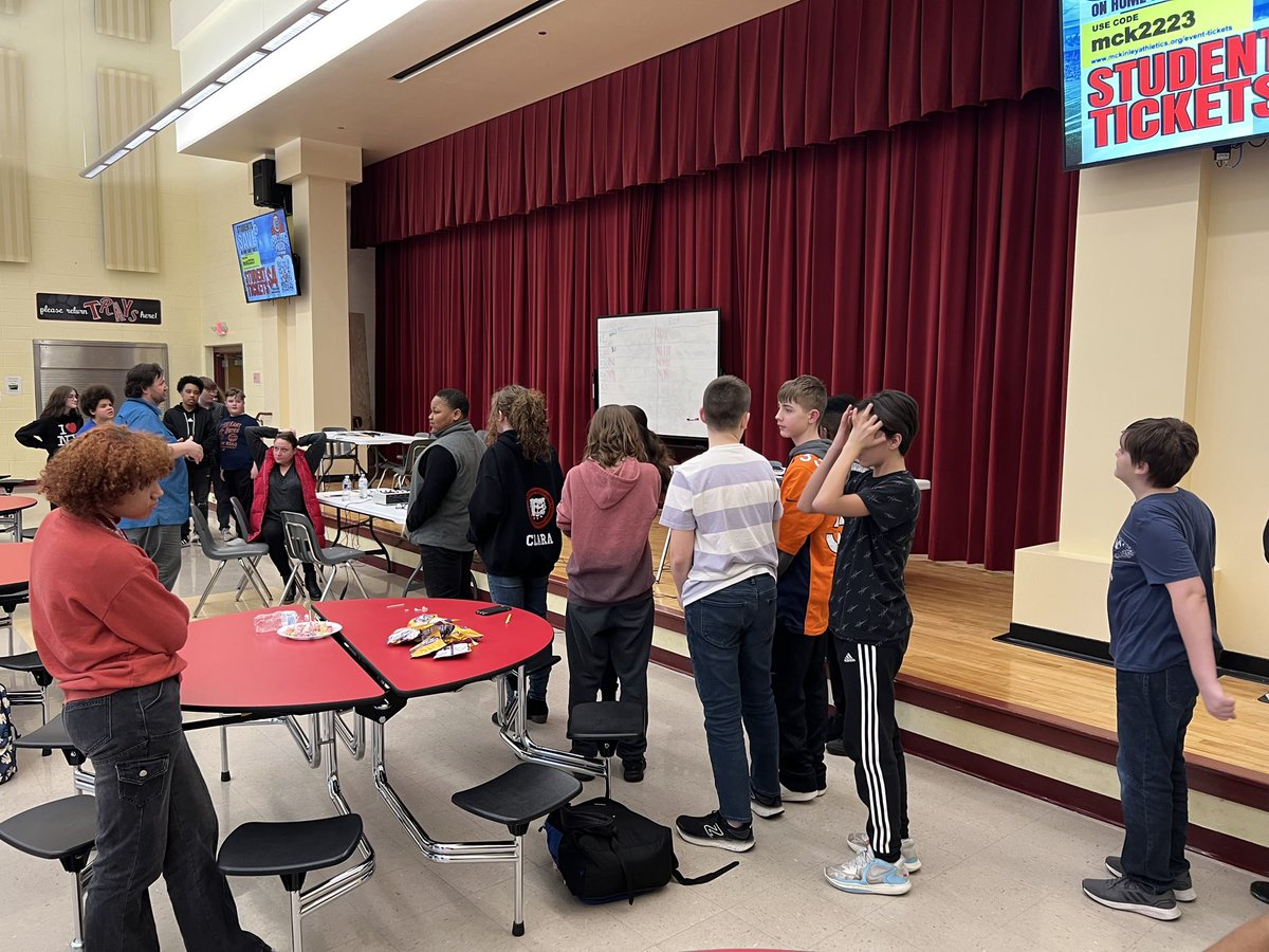 RusselltrTroy's tweet photo. Congrats to the ECMS Academic Challenge Team as they continue their undefeated season by defeating the Aviators this afternoon 3-1. #BulldogPride https://t.co/SaawSTrDym