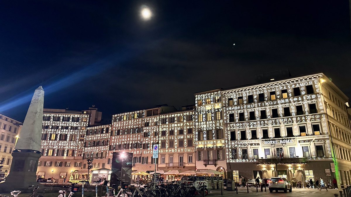 イタリア🇮🇹フィレンツェ歴史地区 ライトアップされたサンタ マリア ノヴェッラ広場✨ 幾何学文字バージョンでおもしろい🍾🥂 満月も一緒に撮れた🌕💕