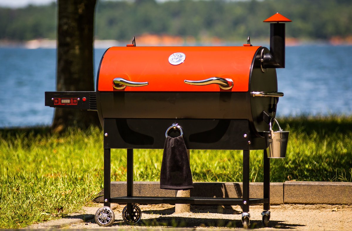 recteq_official's tweet photo. #ThrowbackThursday to the OG! Our grills have been built like tanks from the very beginning. The RT-680 was recteq’s first grill and the foundation for where we are today! Who had one of these? 👀 https://t.co/z8fbLaNaCa