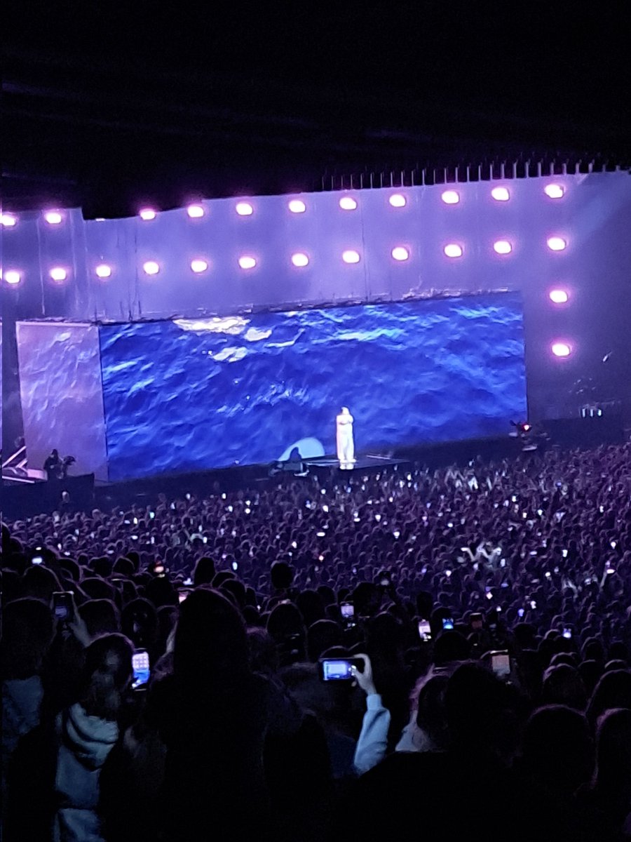 Johnsie18's tweet photo. @LewisCapaldi There you are!!!😃 Thanks for the great Show and Laughs 💪 https://t.co/dr2LAsqQ6B