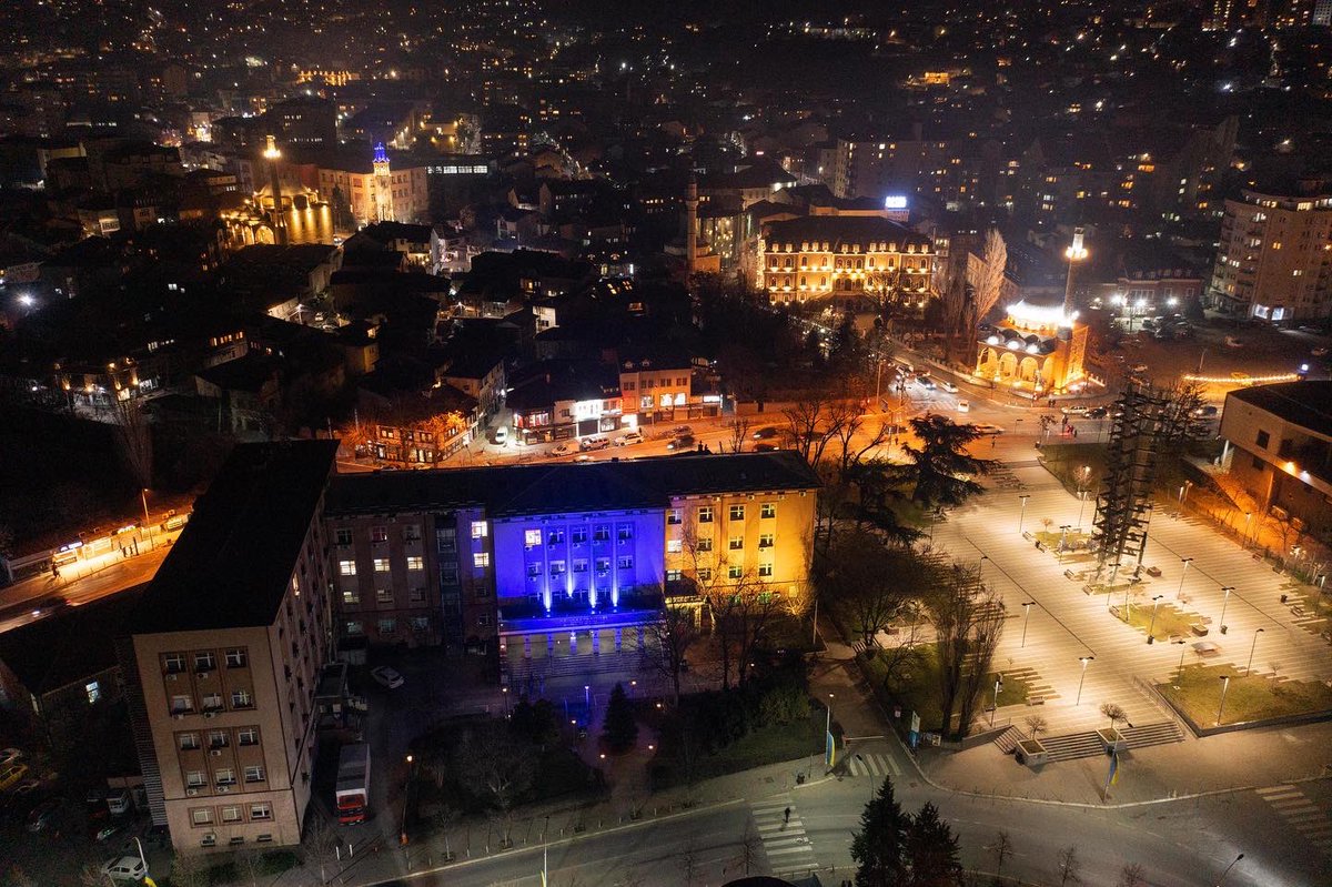 perparim_rama's tweet photo. Sonte Prishtina u ndriçua me ngjyrën e kaltër dhe të verdhë, në shenjë solidarizimi me popullin e Ukrainës 🇺🇦

Jemi me ju! 

#justiceforukraine #slavaukraini https://t.co/BuxK0RZy2E