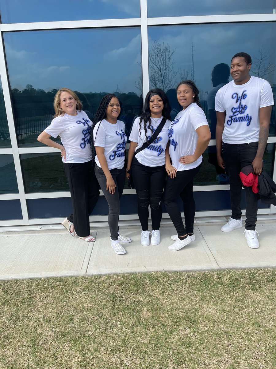 AvalosPTECH's tweet photo. Today we got to hang out with our families! Making sure our seniors are taking care of business and loving on them! #ClassOf2023 #CollegeReady #CareerReady #LifeReady #MissingThemAlready #FlyPhoenixFly #RisePhoenixRise https://t.co/YOStdH6AIm