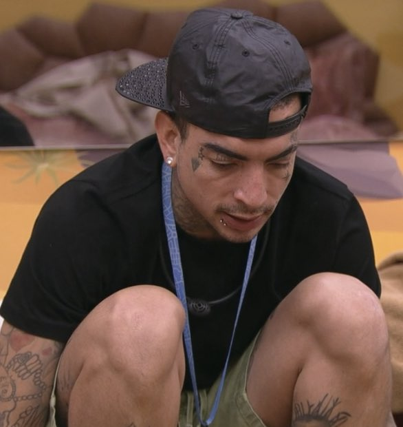centralreality's tweet photo. O Ricardo conversando de costas pro Guimê não dar nenhuma dica e perder o big fone KKKKKKKKKKK #BBB23 https://t.co/WOiN61Rpz7