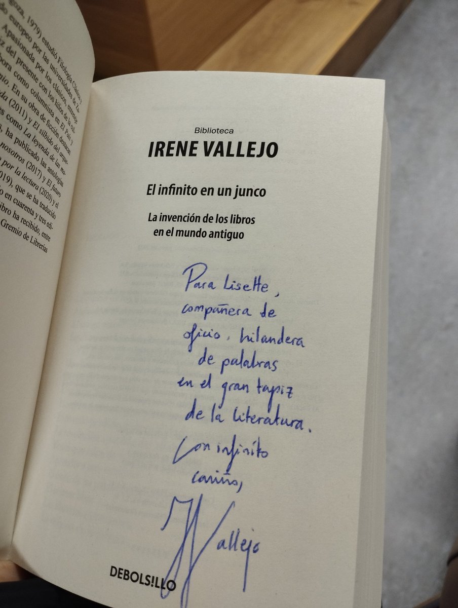 El infinito en un junco es más que el libro de los libros... Nada como tenerlo dedicado por su autora, nada como conocer a la mujer que hay detrás de la filóloga <a href="/irenevalmore/">Irene Vallejo</a>