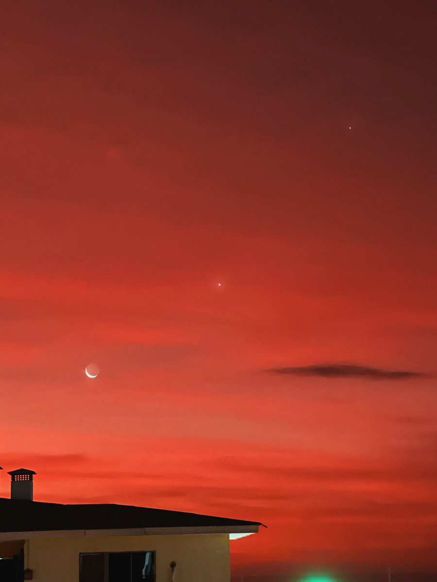 hermosa conjunción de la luna, venus y júpiter