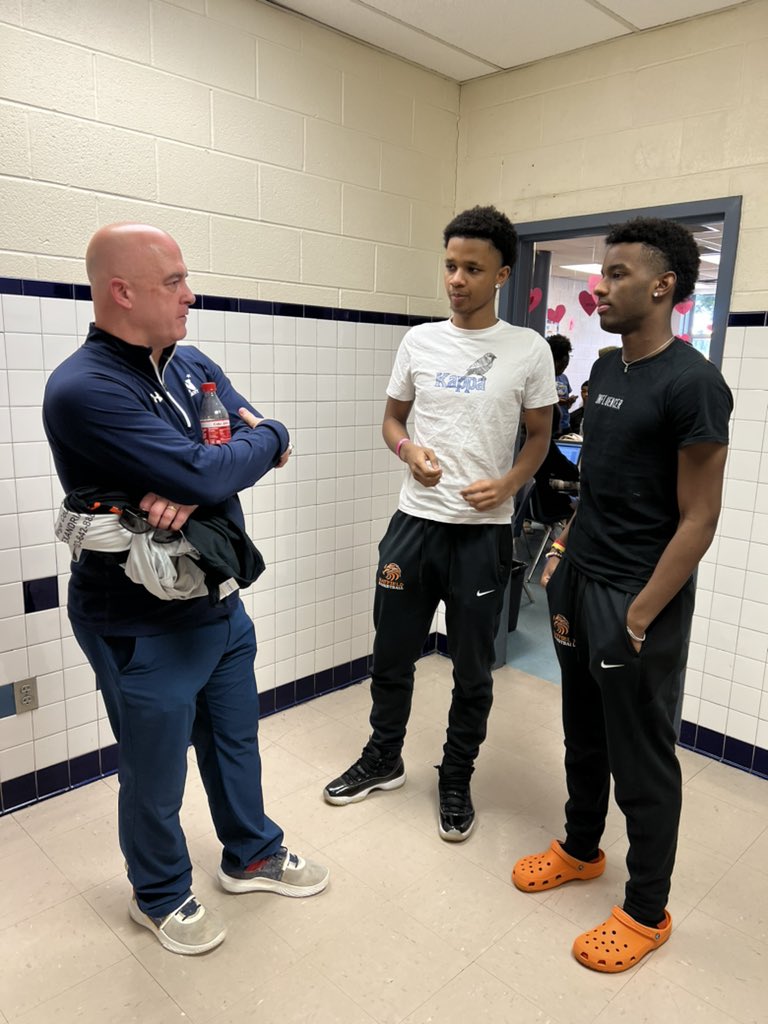 Shout out to my guys <a href="/DonovanBass15/">Donovan Bass</a> and <a href="/johnawoke5/">John Awoke</a> and their <a href="/HayfieldBball/">HawksBoysBasketball</a> teammates tonight in the playoffs.  Uncommitted 2023 guys from Championship program. D2’s should be knocking on the door! Looking at you <a href="/UDCAthletics/">UDC Firebirds</a> <a href="/BSU_Sports_Info/">Bowie State Athletics</a>