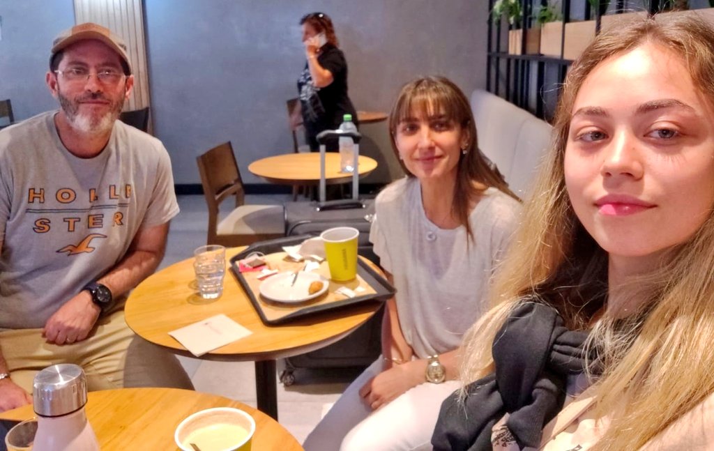 soyBendi's tweet photo. Hoy en momento Ezeiza del día despedimos a #hijade18 que emigra persiguiendo sus sueños. Vehatzlaja princesa. Solo preocupate por ser feliz, tu felicidad es nuestra felicidad. Te amamos https://t.co/pDnMID5qoW