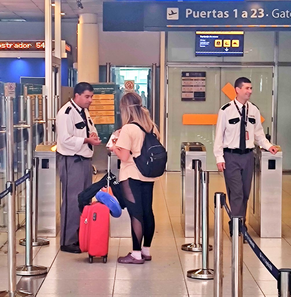 soyBendi's tweet photo. Hoy en momento Ezeiza del día despedimos a #hijade18 que emigra persiguiendo sus sueños. Vehatzlaja princesa. Solo preocupate por ser feliz, tu felicidad es nuestra felicidad. Te amamos https://t.co/pDnMID5qoW