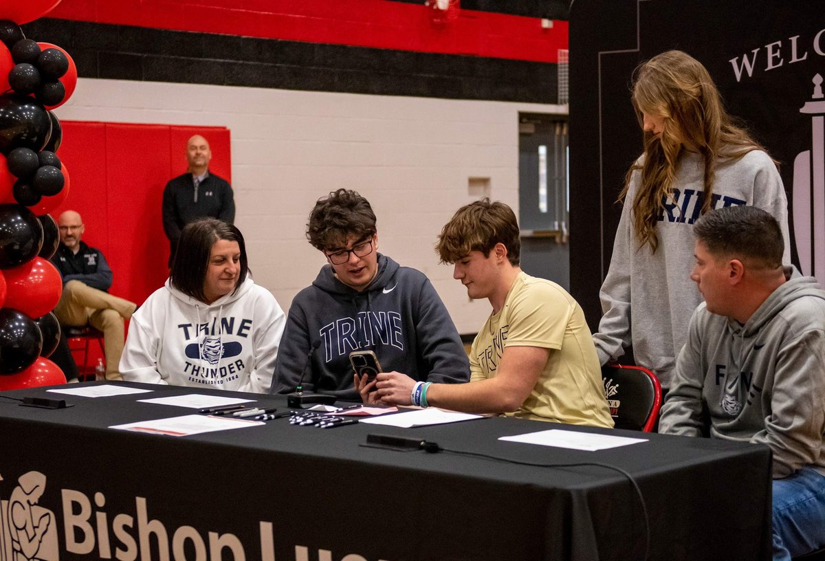 BishopLuersFB's tweet photo. Officially, official. ✍️ 

Congratulations to our guys on signing their National Letters of Intent today!

#LuersSpirit https://t.co/VJi6b8TZqL