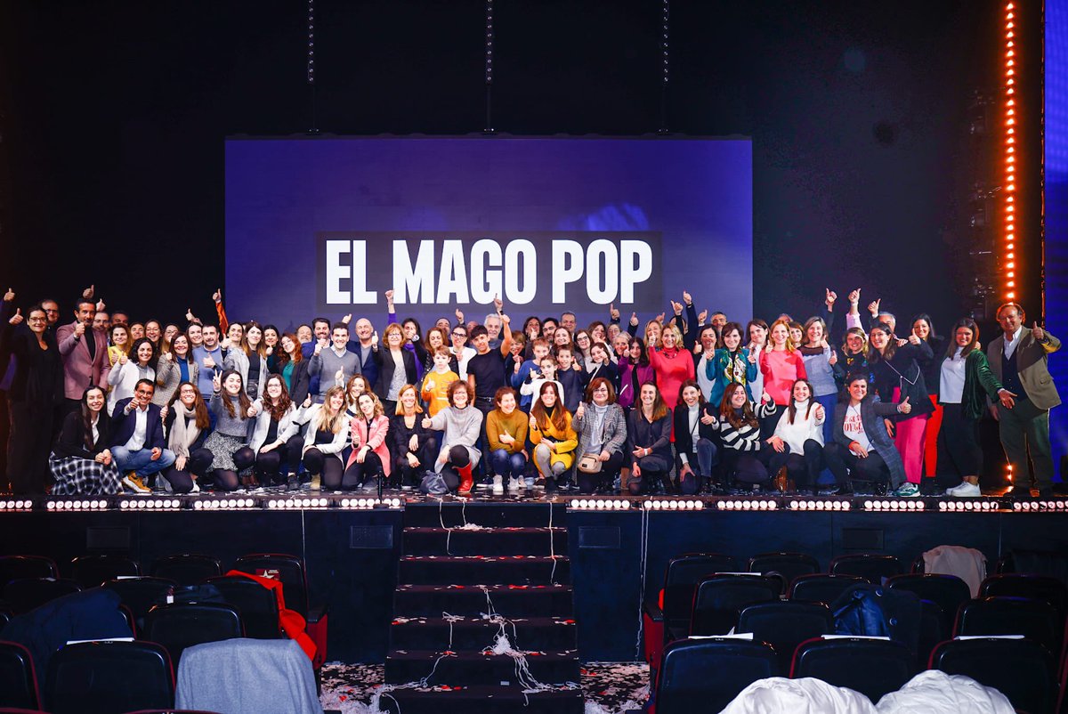 Dircomcat's tweet photo. 🪄 Foto de família @dircomcat amb @ElMagoPop.

Nit màgica pels socis i sòcies amb un geni de l’#espectacle i la #comunicació.

De Badia del Vallès al món sencer! 🚀 https://t.co/QnOdPkr31m