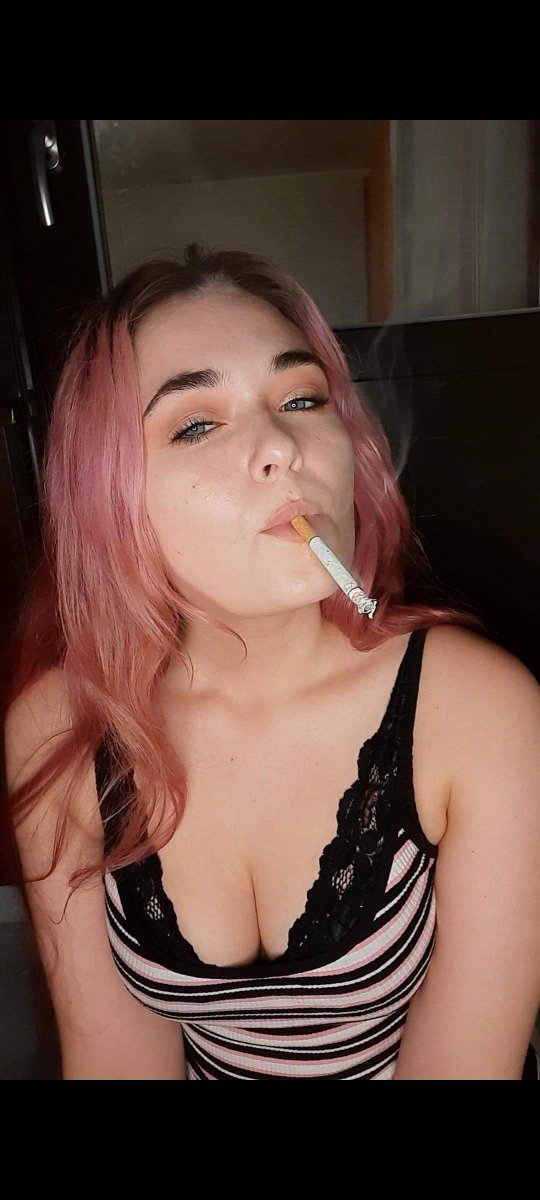 Cccarolynpics's tweet photo. Dangling queen!
Smoking the whole cig with no hands🌷
 Find this vid on my OF and C4S
#capnolagnia #cigarette  #smokingonlyfans #girlswhosmoke #smokingdarkside #danglingcigarettes #smokergril #smokingmodel #cigarettefetish #marlbororeds #smokingredhead #danglingcigarette https://t.co/YMl6Em9r3k