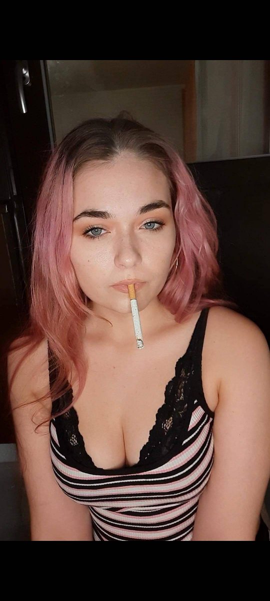 Cccarolynpics's tweet photo. Dangling queen!
Smoking the whole cig with no hands🌷
 Find this vid on my OF and C4S
#capnolagnia #cigarette  #smokingonlyfans #girlswhosmoke #smokingdarkside #danglingcigarettes #smokergril #smokingmodel #cigarettefetish #marlbororeds #smokingredhead #danglingcigarette https://t.co/YMl6Em9r3k