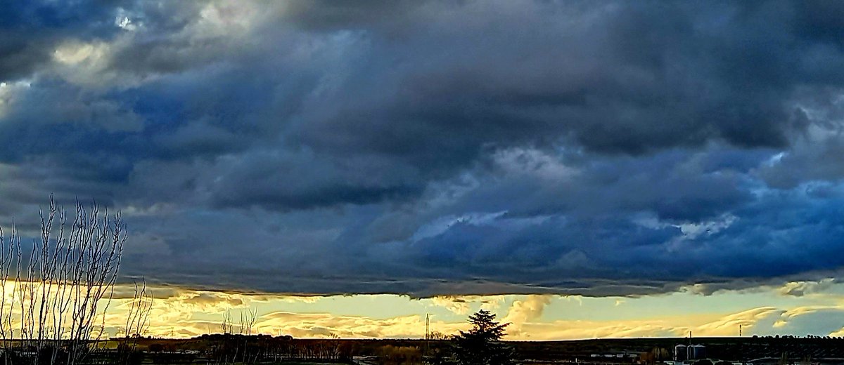 SonsoZatarain's tweet photo. 《Nubes 🌦 ...Siguen pasando,  siguen siempre pasando,  pasarán siempre siguiendo [...]》
#FernandoPessoa
Libro del desasosiego (frag.)

#AtardeceresyPoetas
#AtardeQueNoEsPoco
#TotakeAWalk🦯🦯
#ElArtedeCaminar 
#senderismo 
👩🏾‍🦯🎒🥾🦯🌞🌥
☯️🎑🌌 https://t.co/jjHTvWgFN6