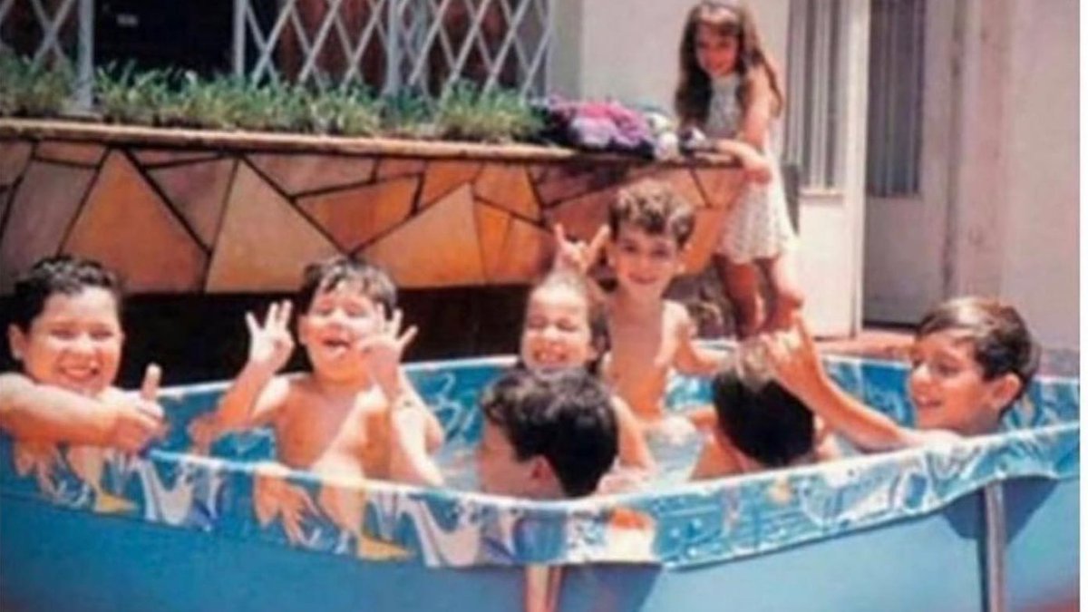 musadosmeme's tweet photo. uma geração q se divertiu muito nessas piscinas de plástico https://t.co/7ag79i9UVq