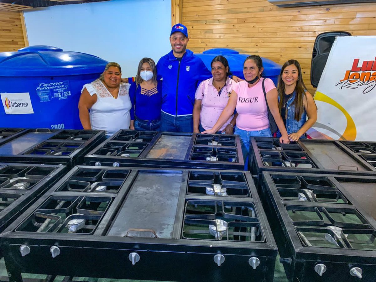 Hicimos la entrega de varios apoyos a distintas comunidades de nuestro Municipio Iribarren. Mangueras para sistema de agua potable, tanques para almacenamiento, cocinas industriales y otros solicitudes fueron atendidas en esta nueva jornada.