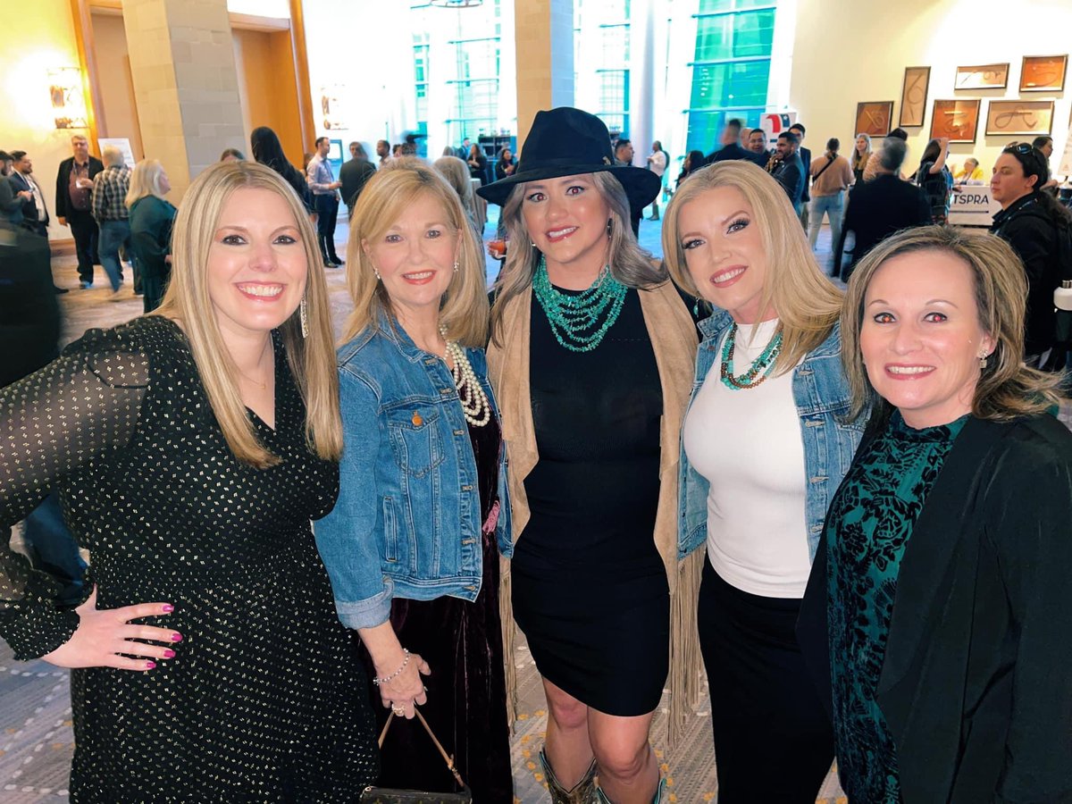 Moore_Amanda1's tweet image. It was a great week of learning and visiting with my #SchoolPR friends at #TSPRA2023! 💚 I even got to catch up with one of my favorite Tarleton professors, Dr. Sarah Maben! 💜 #TarletonGrad #Communications