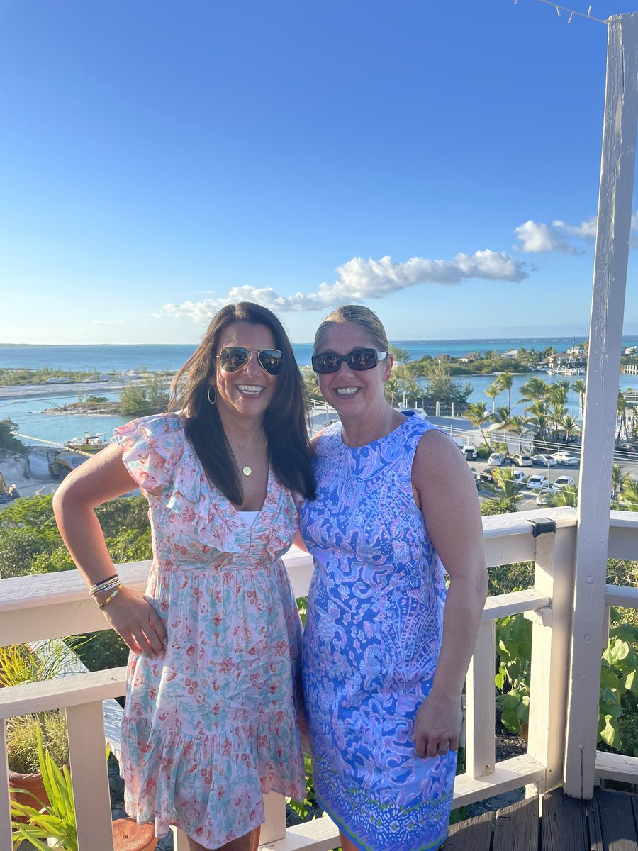 SingleVickie's tweet photo. When you run into an awesome kindergarten teacher Mrs Brown out of the country on vacation and wind  up hanging out with all the same friends #turksandcaicos https://t.co/EA6zcDIj3z