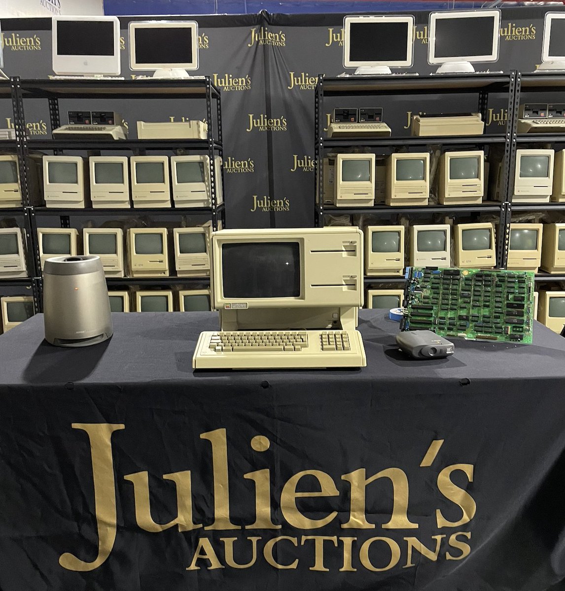JuliensAuctions's tweet photo. Explore the “The Apples,” a spectacular collection of more than 500 computers and Apple products spanning over forty years. The auction will take place Thursday, March 30th, 2023 at Julien’s Auctions Gallery in Beverly Hills and online on Julien’s Live.
#apple #appleauction https://t.co/GDYmxrRek5