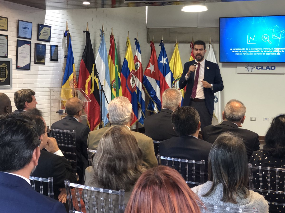 CLAD_Org's tweet photo. #NotiCLAD Presentado en Caracas el libro editado por el CLAD: El Estado en la era meta del “Estado inteligente” al “Estado inmersivo” de @Maxicamposrios.
🗞️Más información en: https://t.co/f4MC0c6REO https://t.co/CIlfeSTO7F