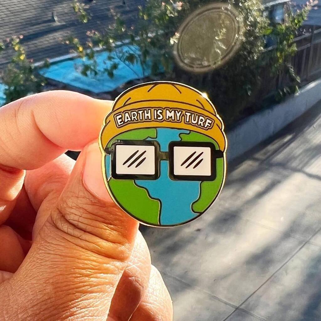 What happens to one of us, affects us all. 🌍♻️

Earth day is COMING!

P.S. Now available in Gold or Silver plated 😍

#melaninmeanings #earthday #hyphy #earthismyturf #earthday2023 #ecojustice #blackoutdoors #blackinnature #yayarea #bpml #enamelpins #… instagr.am/p/CpBRC53yAln/