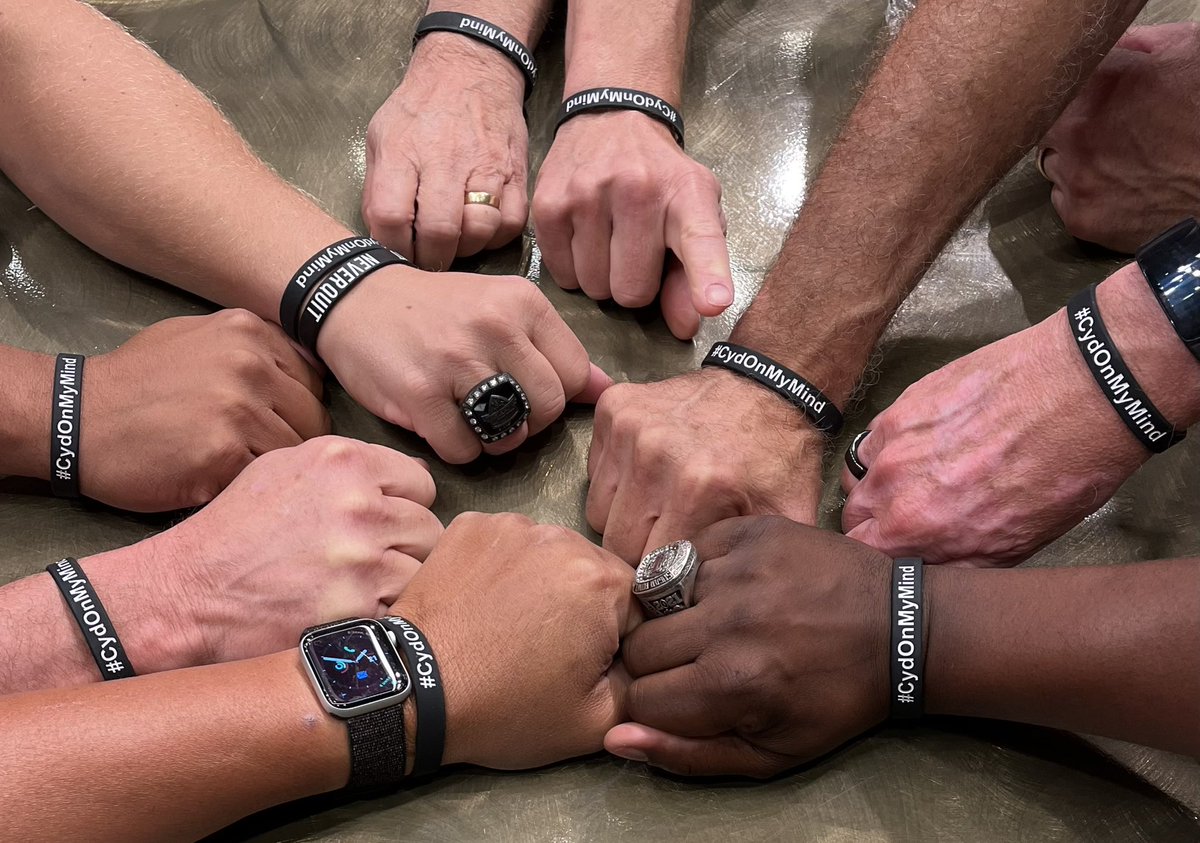 MorrisCydni's tweet photo. Thank you to Lyndon Nixon and the Kevin Mar crew of the Big 12 for dedicating their past season to Cydni! We’re so grateful for the love and continue to wish this hard working crew nothing but the best! #C2BG4C #cydonmymind #LLC💚 #big12 #referee #collegefootball https://t.co/lPj4efn5bx
