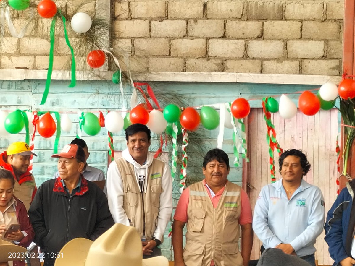 DidierLpezAria1's tweet photo. Un honor haber inaugurado el tianguis en Male porvenir Chiapas  con sembradores del programa sembrando vida una muestra más de q estamos cosechando frutos consolidando esfuerzos. https://t.co/R9coeNA1IB