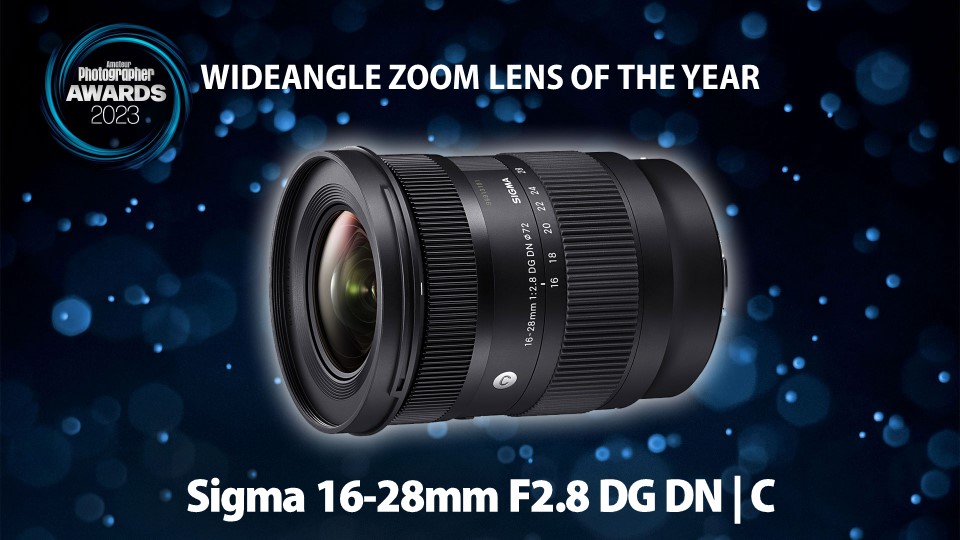 AP_Magazine's tweet photo. The Wideangle Zoom Lens of the Year award goes to… Sigma 16-28mm F2.8 DG DN C

Despite starting at an ultra-wide 16mm and offering a constant f/2.8 maximum aperture, it measures just over 10cm long and weighs only 450g. 
@SigmaImagingUK

https://t.co/iqiC1B3Nvo #APAwards2023 https://t.co/R4XmMPHbNs