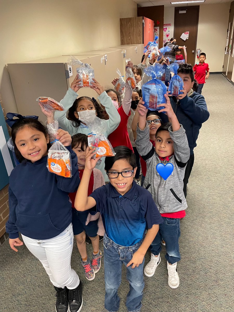 mslazo2's tweet photo. My students enjoyed being agents of kindness this week. They were ready all day to spread some kindness to @MsAllberry kiddos. 💙💚💛❤️ #actsofkindness @CounselorMDS @Martin_Mustangs https://t.co/fuSKOGw0Jd