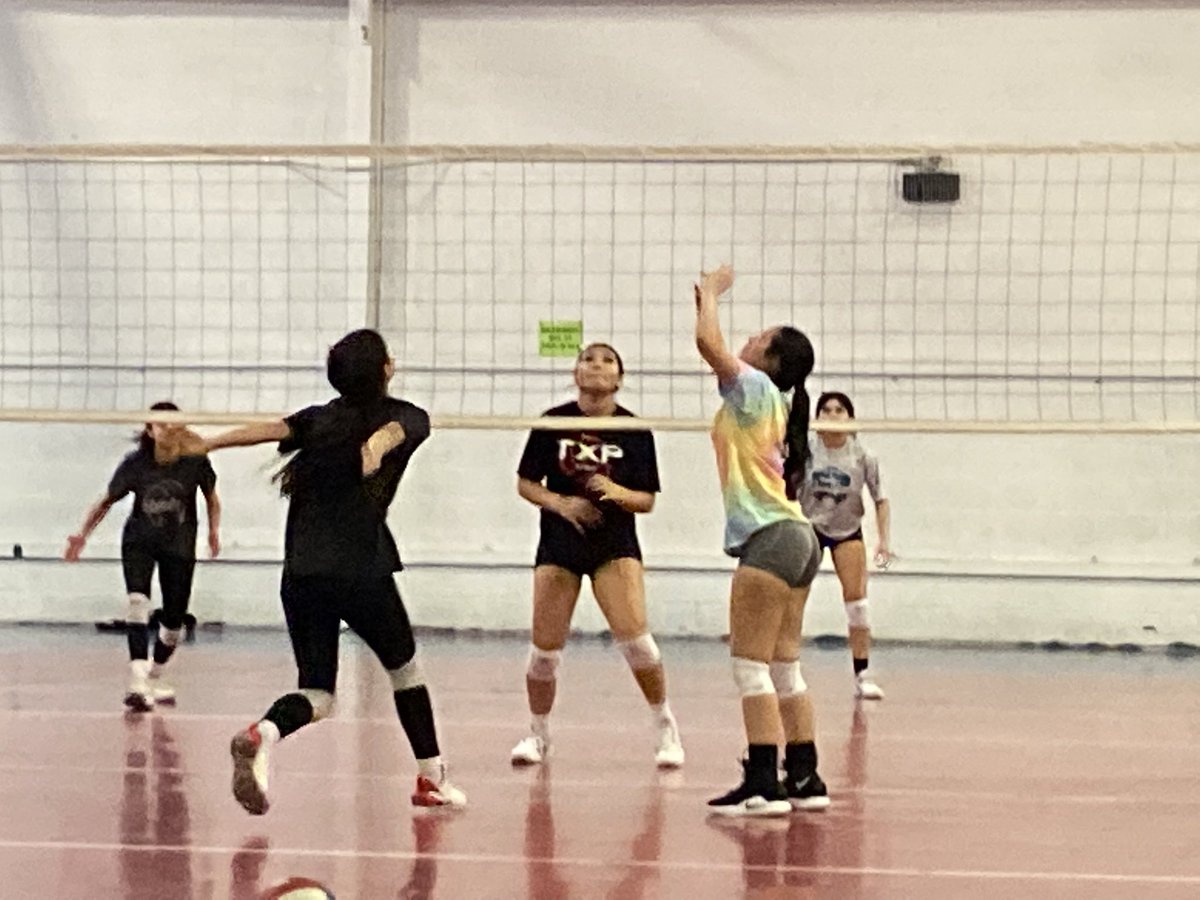 Rzee32's tweet photo. Volleyball non-stop till you drop. #TXP #4 #teamTXP @1haze_ee @Prep1Athletes @CMBJJBSLB https://t.co/A5I4Bt2BkP