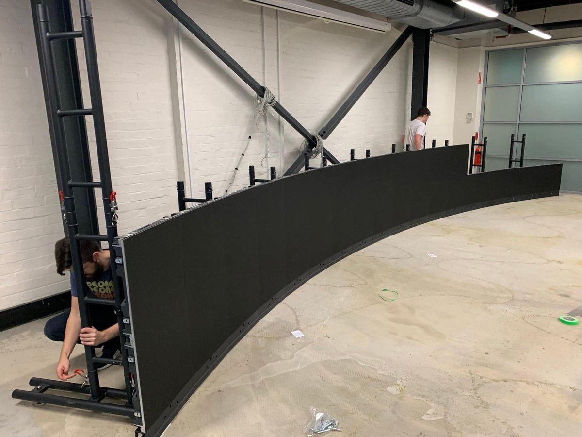 LeeLe07484214's tweet image. KA series cabinets are also ideal for building curved screens. We will add additional curved locks on the lock to help the screens curve.
Arc locks allow the angle of 10º～-10º
welcome to consult me
email: freyalee558@gmail.com
#digitalsignage #stadiumled #ledticker