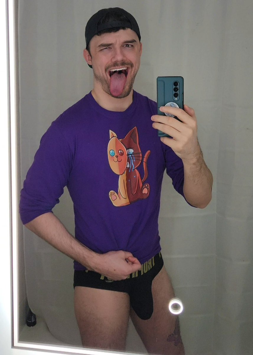 Hazlanz0's tweet photo. Posting on main to motivate myself to clean my apartment.

#gay #gaymer #demonthings #livelaughflop https://t.co/QdGCp1SSky