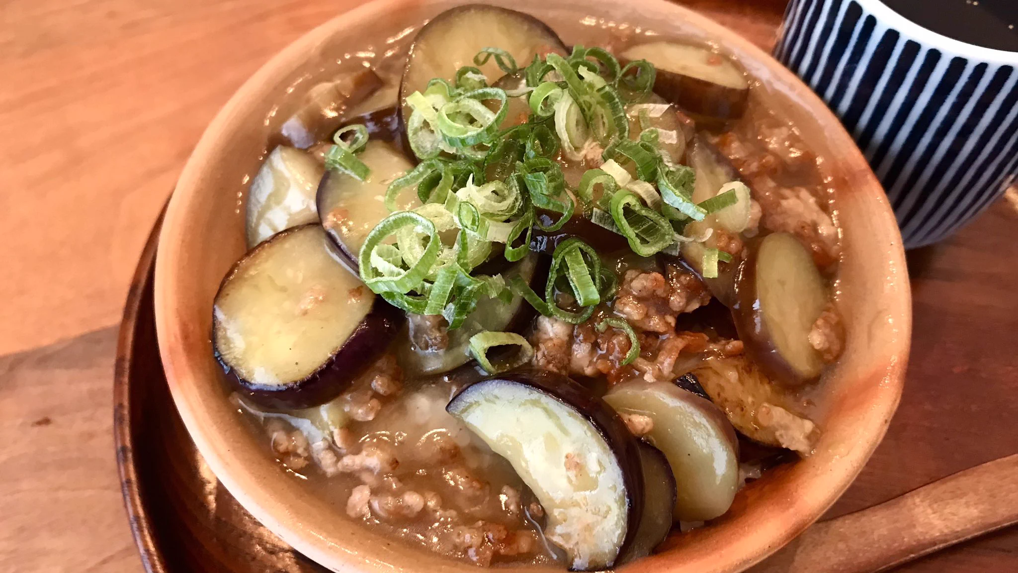 柚子胡椒などによる味付けがすごく美味しそう！ナスなどを使った「丼もの」レシピ！