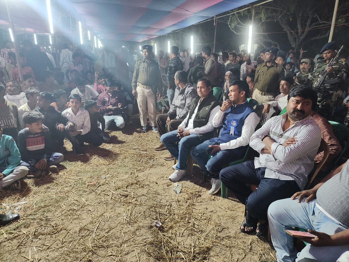 HansdakVijay's tweet photo. साहिबगंज जिला के उधवा और राजमहल प्रखंड के जंगलपारा,  इंग्लिश और मनसिंहा में आयोजित विभिन्न जलसा कार्यक्रमों में हिस्सा लिया। स्थानीय लोगों से मुलाकात कर, उनका हालचाल जाना। देर रात तक लोगों से मिलने-जुलने का कार्यक्रम चलता रहा। https://t.co/KiddcNqzcQ