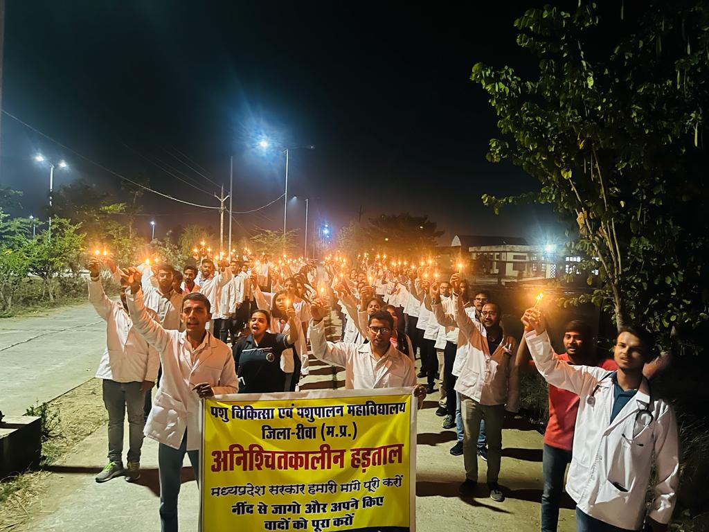 Candle march Against <a href="/ChouhanShivraj/">Shivraj Singh Chouhan</a> ji for False promise in 2012 regarding increase in veterinary stipend
पशु चिकित्सा वजीफे में वृद्धि के संबंध में 2012 में झूठे वादे के लिए <a href="/ChouhanShivraj/">Shivraj Singh Chouhan</a> जी के खिलाफ कैंडल मार्च
#increaseMPvetStipend
<a href="/drnarottammisra/">Dr Narottam Mishra</a>
<a href="/rshuklabjp/">Rajendra Shukla</a>
<a href="/SonuSood/">sonu sood</a>