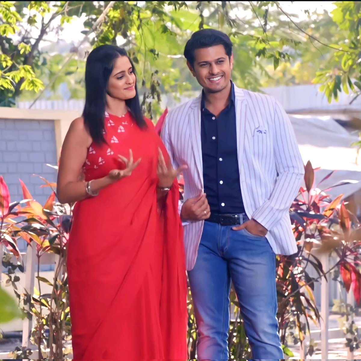 WTF....???? WHO TOLD THEM THEY COULD LOOK SO GOOD WHILE STANDING NEXT TO EACH OTHER...?? THEY HAVE NO BUSINESS LOOKING SO AMAZINGLY HOT STANDING NEXT TO EACH OTHER...THIS IS AN ATTACK ON MY FEELINGS 😏😏😏 #GhumHaiKisikeyPyaarMeiin #Sairat #NeilBhatt #AyeshaSingh