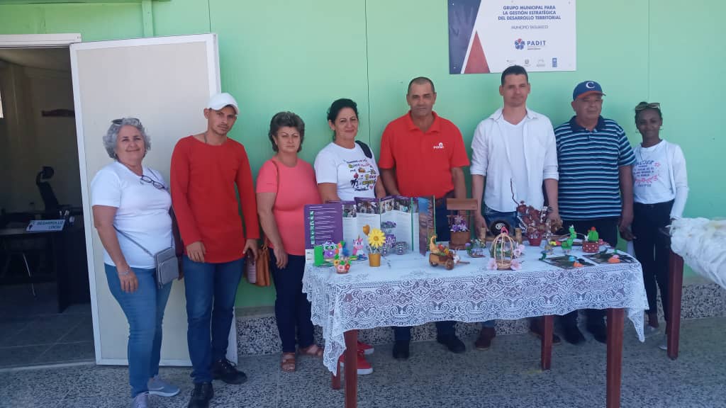 AnapTaguasco's tweet photo. Encuentro en el municipio con los miembros del grupo del proyecto POSAS donde se discutió el plan de accion para implementar la estrategia de género.
@Eidy97661881
#ProyectoPosas
@YaumaryPerez
@SarduyYamila
@LuisJav61536216
@OsmaniPerez18
@RafaelAnap https://t.co/7souszhJoG