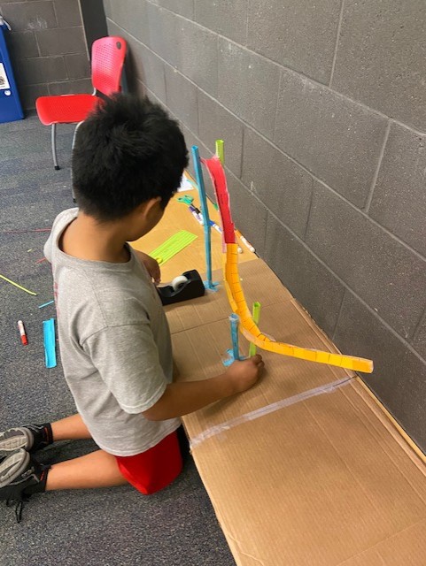 PhxLibrary's tweet photo. After School #STEAM flexes children’s brains while having fun. ⚛ Look at these super-cool balloon-powered cars &amp; paper roller coasters kids @ #PaloVerdeLibrary built! Join us next TUES, 2/28 @ 3:30 pm to make something great! https://t.co/NEtbIaTIFK https://t.co/VXMo8zbMoI