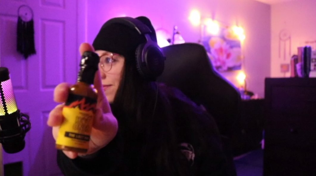 lissybelle1395's tweet photo. Uh.. I played #TruthorDab #TheLastDab edition and did "The Last Dab" hot sauce like 4 or 5 times????
@hotonesgameshow
WHO IS SHE FIGHTING!!!!!!
Thank you all for getting me through it. I had SO much fun and also... I think im addicted to spice ..... I want to try more sauces! https://t.co/3kYqgcJZ46