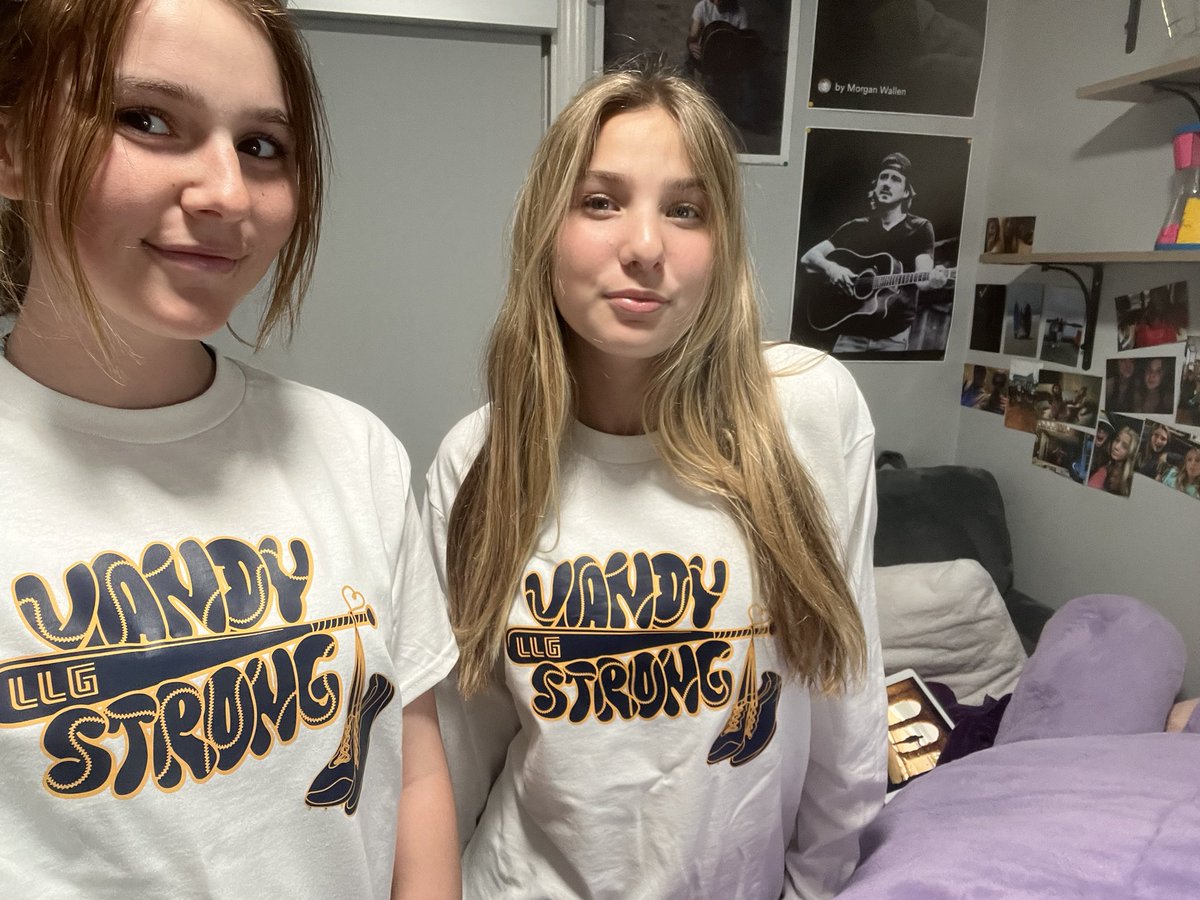 LeahGore06's tweet photo. Stay strong @LaurenVanderpo1❤️ we love you!  #vandystrongFamiLLGy #VANDYSTRONG https://t.co/4XUEs6KLV9