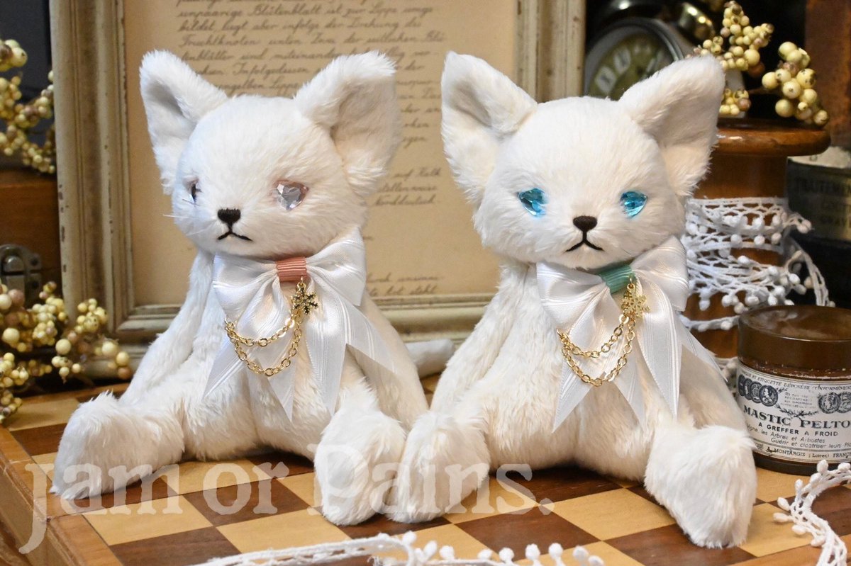 新作・猫ブローチ✨
🐱白猫／ブルーアイ
🐱黒猫／イエローアイ

久々のブローチです。以前とは異なる手法で制作しました。短毛ファーにグラスアイ使用。全長約7.5cm。モノクロリボン・黒タッセル・スカルチャームでゴシック風に仕上げました🖤3月25日の即売会にお目見えします。
#jamorpains_230325  
